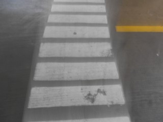 Gr�sslicher
                            Gutierrez-Kreisel (�valo Gutierrez) im
                            gr�sslichen Miraflores in Lima: Das
                            Migrationsministerium im Untergrund eines
                            Parkhauses l�sst alle Kunden �ber
                            besch�digte Markierungen spazieren
