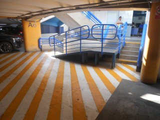 Gr�sslicher
                            Gutierrez-Kreisel (�valo Gutierrez) im
                            gr�sslichen Miraflores in Lima: Das
                            Migrationsministerium im Untergrund eines
                            Parkhauses hat hier eine enge Rampe
                            installiert.