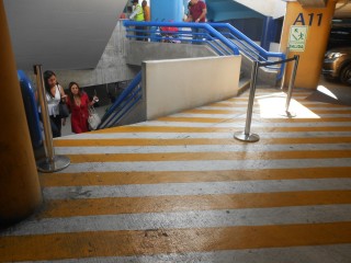 Gr�sslicher
                            Gutierrez-Kreisel (�valo Gutierrez) im
                            gr�sslichen Miraflores in Lima: Das
                            Migrationsministerium im Untergrund eines
                            Parkhauses, bei anderen Treppen FEHLEN
                            Rampen!