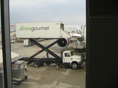 Flughafen Atlanta, Versorgungslastwagen
                          mit Hebeb�hne 01