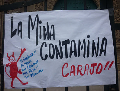 P�ster de Cajamarca con la
                indicaci�n clara "La mina contamina carajo!"
                [2] no solo el ambiente, pero tambi�n la mente, siguen
                ladrones, putas y los mineros se convierten tambi�n en
                gays