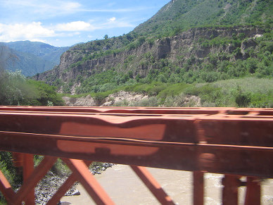 Wir fuhren �ber die Pampas-Br�cke
                                  des Pampas-Flusses (Rio Pampas), 13:24
                                  Uhr