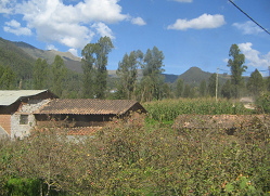 Felder und Berge zwischen Chincheros und
                        Uripa