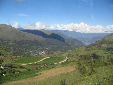 Sicht ins Tal auf eine Serpentine in
                            Richtung Talavera und weiter unten ein Dorf