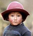 Ein Indigena-Kind mit
                                      gefrorenen Wangen, S�d-Peru [61].
                                      Die Nachkommen der Inkas leben in
                                      Armut, w�hrend die
                                      peruanisch-"christliche"
                                      Mestizen-Regierung billige
                                      Kartoffeln importiert