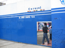 Terminal der Busfirma Caracol an der
                        Avenida Chavez 1644 in Bre�a in Lima, die
                        Eingangst�r mit den Flaggen der
                        s�d-"amerikanischen" L�nder, die durch
                        Caracol bedient werden