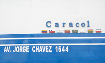 Die Adresse und die Flaggen �ber der Eingangst�r der
            Firma Caracol: