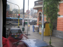 Fahrt am Bolognesi-Platz (Plaza Bolognesi)
                        (02)