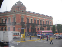 Fahrt am Bolognesi-Platz (Plaza Bolognesi)
                        (03)