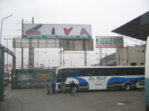 Busterminal von Fiori, ein Bus von Tur Diaz
                        mit der Route nach Cajamarca