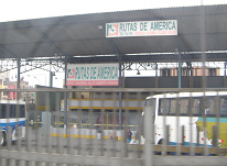 Busterminal von Fiori, ein Schild
                        "Rutas de America"