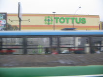 Fahrt auf der Panamericana an der
                        "Mega Plaza" vorbei, Einkaufszentrum
                        "Tottus" (01)