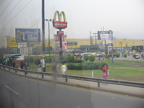 Fahrt auf der Panamericana an der
                        "Mega Plaza" vorbei, Einkaufszentrum
                        "Metro" von Los Olivos (01)