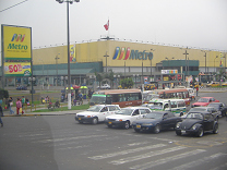 Fahrt auf der Panamericana an der
                        "Mega Plaza" vorbei, Einkaufszentrum
                        "Metro" von Los Olivos (02)