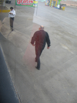 Busfahrer vor R�tselreifen (01)