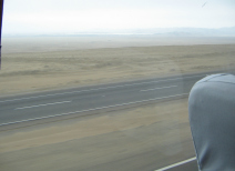 Vierspurige Panamericana zwischen Chancay
                        und Huacho in der flachen W�ste mit dem Meer im
                        Hintergrund