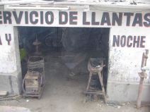 Reifenreperaturwerkstatt in Huacho, Eingang mit der
            �berschrift "Reifenservice Tag und Nacht"
            ("Servicio de llantas d�a y noche")