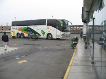 Der Bus der Busfirma Caracol vor dem
                        Restaurant