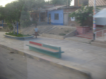 Panamericana in Nord-Peru zwischen Mancora
                        und Tumbes, Ortsdurchfahrt (02) (vielleicht Cruz
                        de Pizarro?)