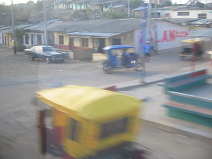 Panamericana in Nord-Peru zwischen Mancora
                        und Tumbes, Ortsdurchfahrt (04) (vielleicht Cruz
                        de Pizarro?)