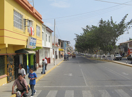 Tumbes, Allee mit Motos