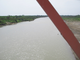 Fluss�berquerung des Tumbes-Flusses bei
                          Tumbes (01)