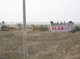 Strand zwischen Tumbes und Zorritos, Haus
                          ohne Dach (04)