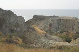 Panamericana Norte: Berge und Sicht auf
                          das Meer zwischen Tumbes und Zorritos