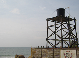 Panamericana Norte zwischen Tumbes und
                          Zorritos, ein Wassertank auf einem Turm