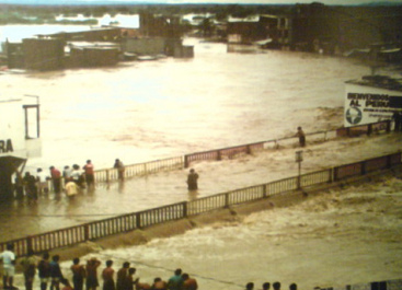 �berschwemmte Grenzbr�cke von
                                  Aguas Verdes w�hrend des Ph�nomens
                                  "El Ni�o" 1983