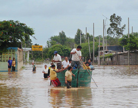Tumbes mit �berschwemmung und Menschen im
                          Ruderboot, das gezogen und gestachelt wird
                          (also ohne Ruder), 3.5.2009