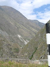 Kahle Berge mit dem Strassenverlauf