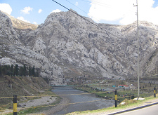 Der Fluss, die gr�ne Pipeline und das
                        Kalksteingebirge (02)