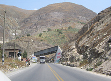 Eisenbahnbr�cke mit Berg im Hintergrund