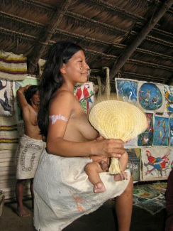 Amazonas-Flussdorf 03 bei Iquitos, eine
                          Mutter s�ugt ein Bebe