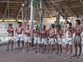 Amazonas-Flussdorf 03 bei Iquitos, die
                          M�nner sind in der Tanzaufstellung