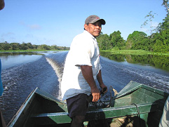 Amazonas-Flusslauf, Seitenarm 03 mit
                          Bootskapit�n