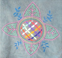 Tela
                      con dise�o bordado del mundo shipibo (colores son
                      de visiones de ayahuasca)