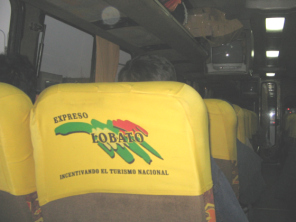 Der Innenraum des Busses der Firma Lobato
                          mit Logo an der Sitzr�ckwand