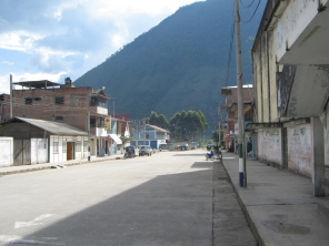 Jir�n Bol�var, Strassenbild mit in rohem
                          Zement gegossenen Strassen und Trottoirs