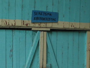 Das Haus mit Kunsthandwerk (artesan�a)
                            von Josefa, das T�rschild in
                            Yanesha-/Amuesha-Sprache: "Seretsma
                            Shepsheresyac"