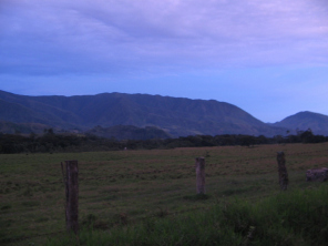 Das Bergkettenpanorama s�dlich von Oxapampa
                        mit Abendhimmel 01