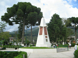Oxapampa, Denkmal mit
                              Baumgestalten / monumento con figuras de
                              �rboles