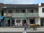 Oxapampa, Jiron Bolognesi,
                              Verandahaus in Pastellgr�n